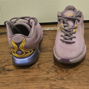 Nike Lebron XXI Basketball Shoes GS Size 4Y Violet Dust Gold FZ7189-500